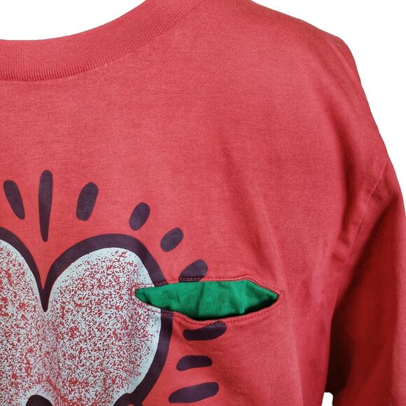 UNIQLO x KEITH HARING unisex pop art holding heart red tee pocket t-shirt Size M - Picture 3 of 7